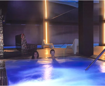 Jacuzzi climatizado del spa ubicado en el Hotel Acevi Val d'Aran en Vielha 