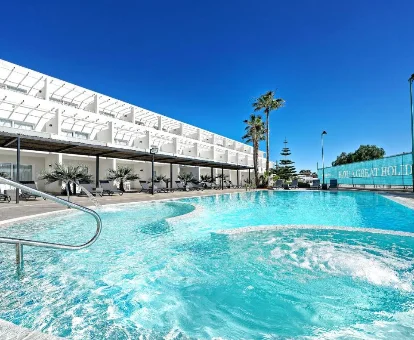 Piscina exterior del hotel Aequora Lanzarote Suites en Puerto del Carmen