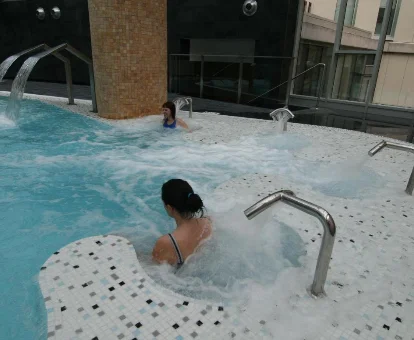 Piscina de hidromasaje perteneciente al spa ubicado en el hotel Ágora en Peñíscola