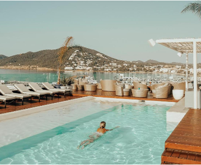 Piscina del hotel con spa Aguas de Ibiza en Santa Eularia des Riu