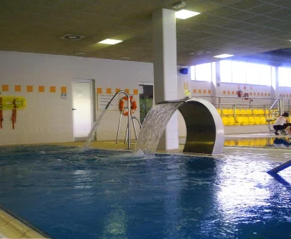 Piscina con fuentes de agua del spa ubicado en el Albergue de Villava