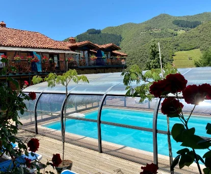 Piscina al aire libre de los apartamentos con spa, Alquitara en Ojedo