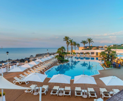 Piscina del hotel con spa AlauSoul Menorca en S'Algar