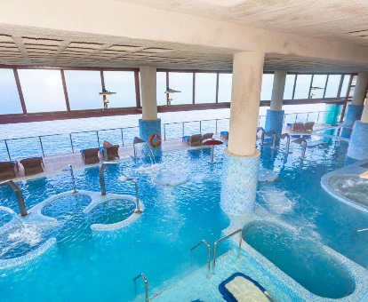 Piscina interior con fuentes y duchas de sensaciones del hotel Gloria Palace Amadores, Puerto Rico