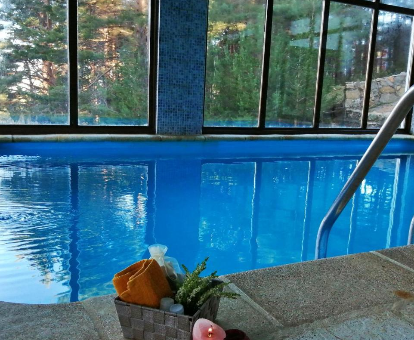 Piscina interior climatizada ubicada en el hotel Ecológico con Spa Plena Naturaleza en Riaza