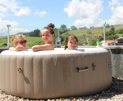 Piscina inflable al aire libre del apartamento con servicio de spa en San Sebastián