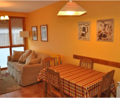 Sala de estar del apartamento con centro de bienestar Isaba en Isaba