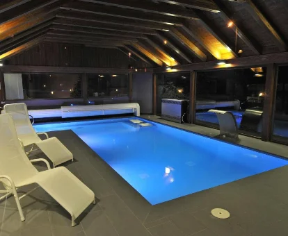 Piscina con duchas de hidromasaje del spa situado en los Apartamentos Pessets Adelaida en Sort