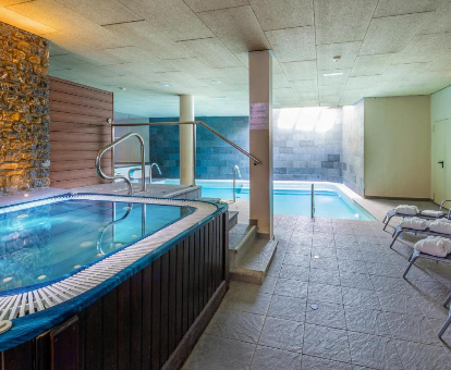 Piscina y bañera con sistema de hidromasaje del spa ubicado en el apartamento Apartaments Trainera en Esterri d'Àneu 