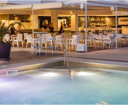 Piscina climatizada de los apartamentos con Spa Vistasol en Magaluf