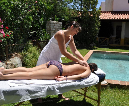Zona exterior de masajes con piscina en la Casa con spa Aqua Libera en Aljucén