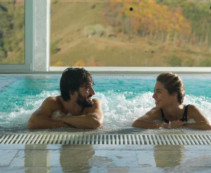 Jacuzzi hidromasaje ubicado en el spa del Hotel Arantza en Arantza