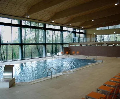 Piscina con sistema de hidromasaje ubicada en el spa del Apartamento Rural Arbequina en Casas del Monte