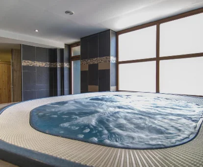 Jacuzzi de hidromasaje localizada en el spa de los Apartamentos Arenys De Boi, en Bohí