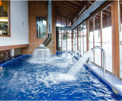 Bañera de hidromasaje, fuentes, chorros y regaderas del spa ubicado en el Hotel Arha, Renedo