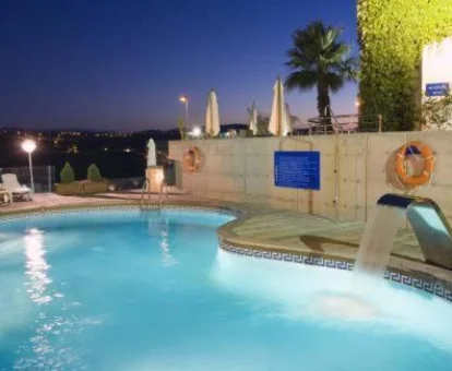 Piscina al aire libre con sistema de hidromasaje del spa ubicado en la villa Arha en Suances