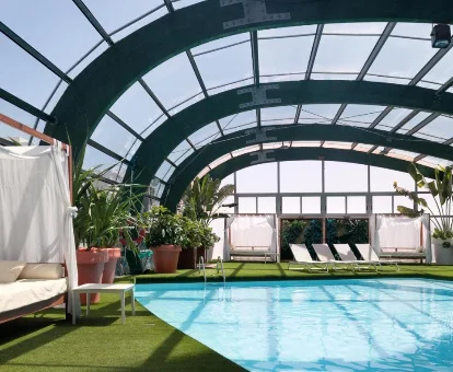 Piscina exterior del hotel Arrecife & Spa en Arrecife