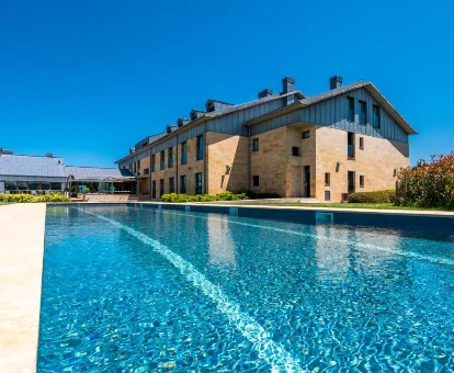 Piscina exterior del hotel con spa ARTIEM Asturias en Quintueles