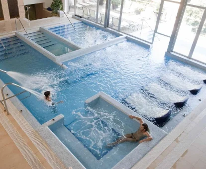 Piscina con zona de hidromasaje del spa ubicado en el hotel Artiem Audax en Cala Galdana