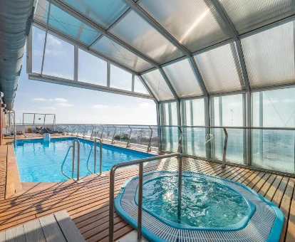 Jacuzzi de hidromasaje ubicado junto a la piscina del spa. Artiem Capri en Mahón