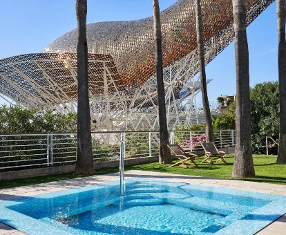 Piscina al aire libre perteneciente al spa  del Hotel Arts Barcelona
