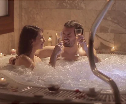 Bañera hidromasaje del spa ubicado en el Hotel Atxaspi en Lesaka