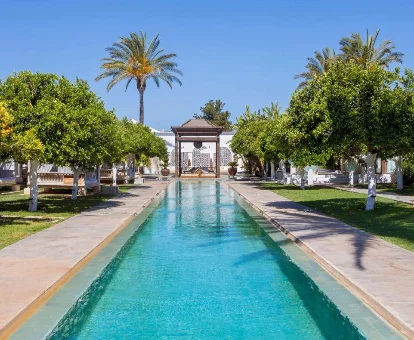 piscina del hotel con spa Agroturismo Atzaro en Santa Eularia des Riu