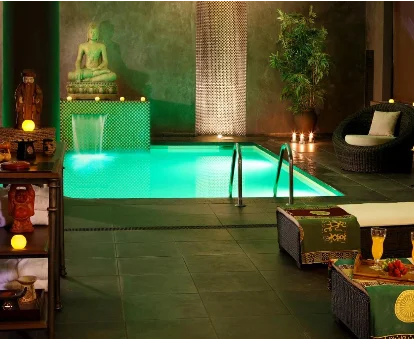 Centro de masaje y piscina de hidromasaje del spa. Augusta Club Lloret de Mar