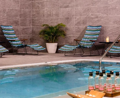 Piscina interior del spa ubicado en el Hotel Axel en San Sebastián