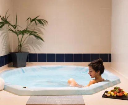 Jacuzzi de hidromasaje del spa Azuline Hotel Bergantin en San Antonio Bay