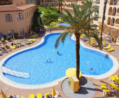 Piscina al aire libre del Hotel 4 estrellas con spa y centro de bienestar Bahía Tropical en Almuñécar