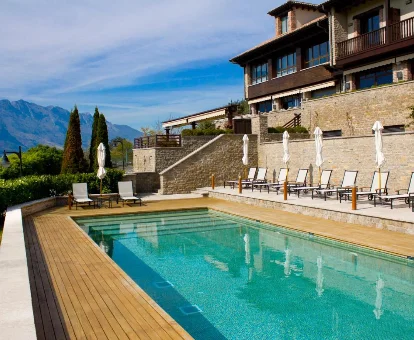 Piscina exterior del hotel con spa Balcón de la Cuesta en andrín