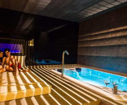 Bañera de hidromasaje del spa ubicado en el Hotel Balfagon en Cantavieja