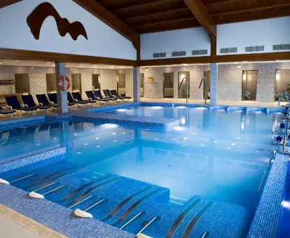 Piscina interior del Balneario con spa Ledesma en Vega de Tirados
