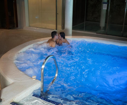 Bañera con chorros de presion de hidromasaje del spa ubicado en el Hotel La Hermida