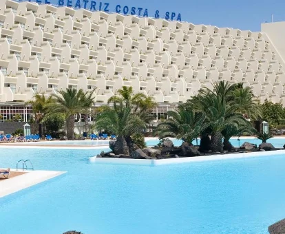 Piscina al aire libre del hotel con spa Beatriz Costa & Spa, Costa Teguise