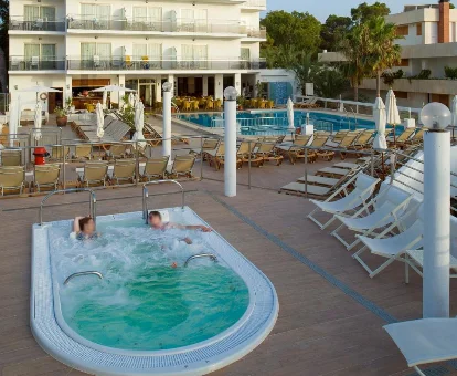 Jacuzzi de hidromasaje ubicado en el spa del hotel Bellamar en San Antonio