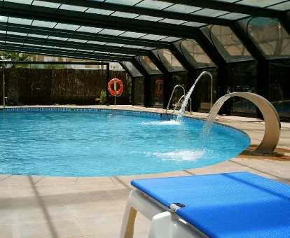 Piscina con duchas de sensaciones del spa localizado en el Hotel Best Alcazar en La Herradura