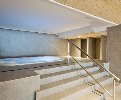 Bañera climatizada y con hidromasaje ubicada en el spa del Hotel Best Cap Salou en Salou