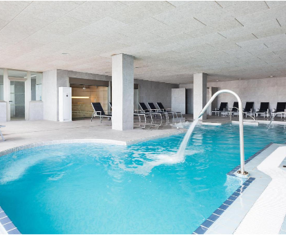 Piscina con hidromasaje y chorros de agua del spa situado en el Hotel Best Complejo Negresco en Salou