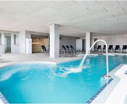 Piscina con hidromasaje  y chorros de agua del spa situado en el Hotel Best Complejo Negresco en Salou