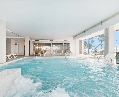 Piscina con hidromasaje situada en el  spa del Hotel Best Maritim en Cambrils