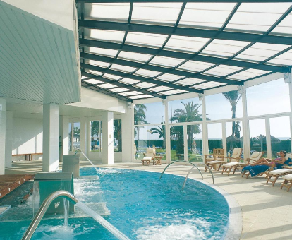 Piscina interior con hidromasaje del hotel con spa Best Sabinal en Roquetas de Mar