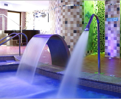 Jacuzzi de hidromasaje, fuentes y regaderas de agua en el hotel Blanco Spa en Navia