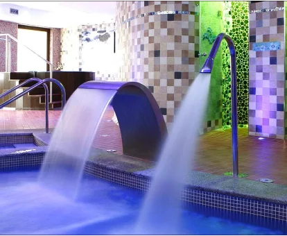 Jacuzzi de hidromasaje, fuentes y regaderas de agua en el hotel Blanco Spa en Navia