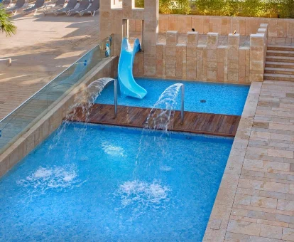 Piscina exterior con duchas de hidromasaje del Hotel con spa Blaumar en Salou