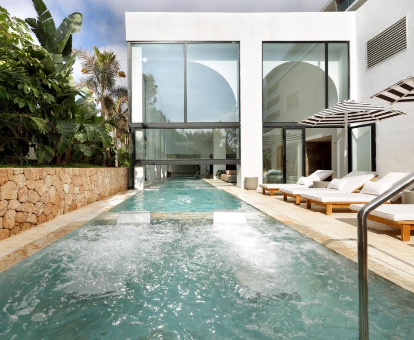Piscina con sistema de hidromasaje del spa ubicado en Bless Hotel Ibiza