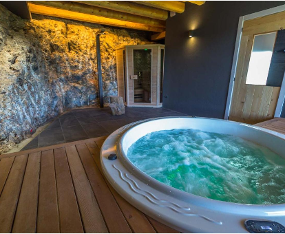Bañera de hidromasaje del spa ubicado en la Casa Rural Cal Rossa de Tuaus en Taús