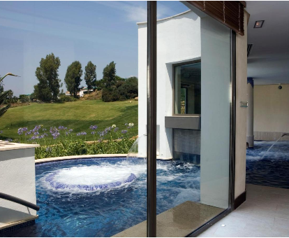 Piscina con fuentes de sensaciones del spa ubicado en el hotel La Cala Resrot en La Cala de Mijas