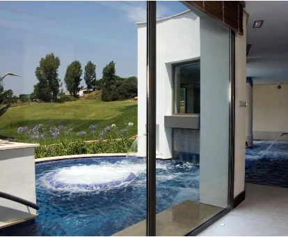 Piscina con fuentes de sensaciones del spa ubicado en el hotel La Cala Resrot en La Cala de Mijas